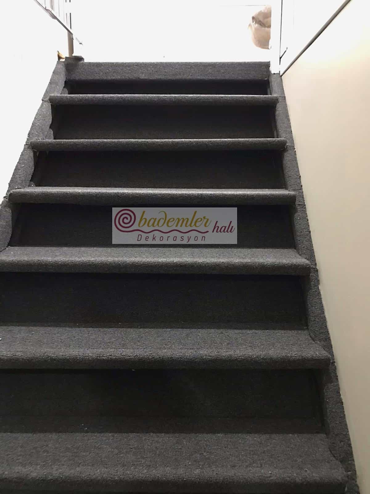 Antrasit Gri Merdiven Halı Kaplaması Dönerli Merdiven Düz merdiven halı döşemesi Halı Kaplama ofis halısı